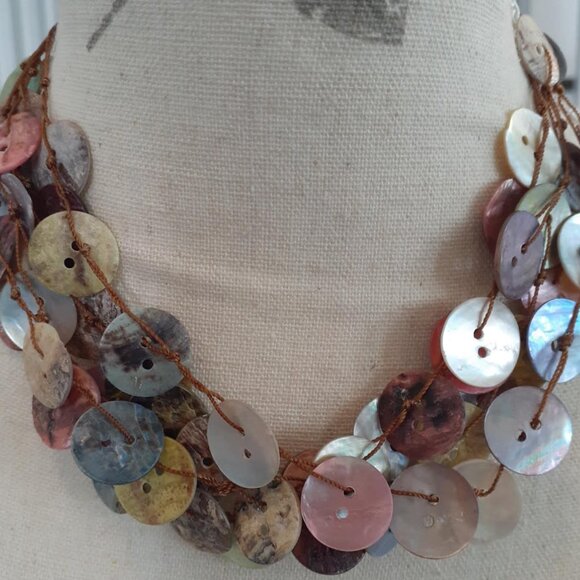 Guess multi-colour shell button necklace 🐸 - Picture 3 of 6